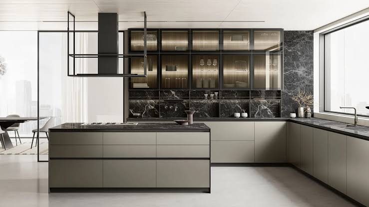 Kitchen with a grey island, marble splashback and glass-fronted wall cabinets
